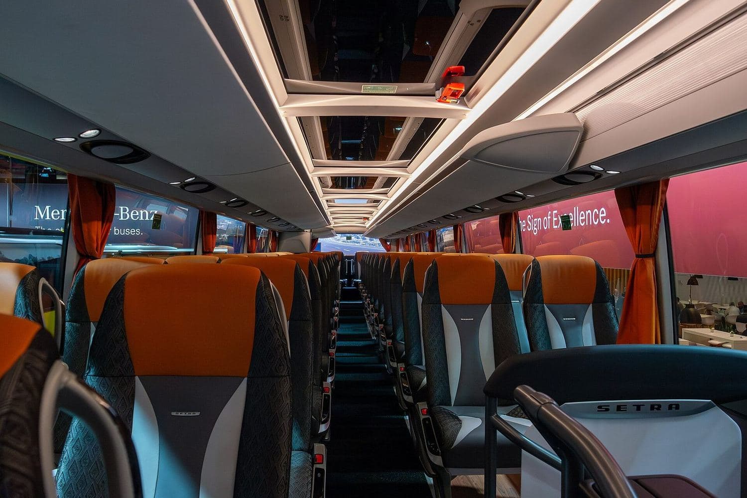 Blick in den Innenraum eines Fernreisebusses von Big Bus Europa